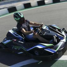 un bărbat care merge pe o motocicletă pe o pistă de curse