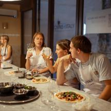 eine Gruppe von Menschen sitzt an einem Tisch und isst Pizza