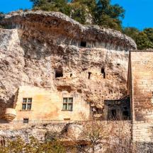 ein altes Steingebäude auf einem Berg mit Bäumen