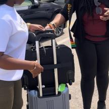 due donne camminano con i loro bagagli