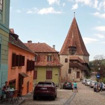 un carrer d'un petit poble amb una església