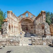 an old stone building with a large stone archway