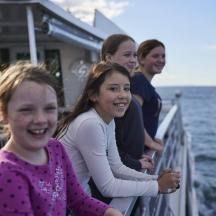 eine Gruppe von Mädchen auf einem Boot im Wasser