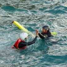 un uomo e un bambino nell'acqua