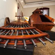 isang bangkang kahoy na naka-display sa isang silid