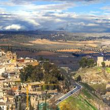 una vista aèria d'una ciutat amb un gran edifici