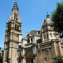 un edifici antic amb una torre i una catedral