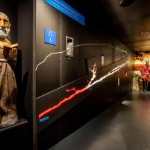 pameran muzium dengan patung seorang lelaki dengan tombak