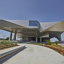 un edifici amb una teulada geomètrica amb un camí