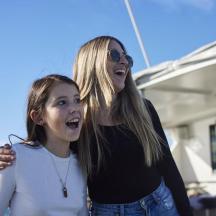 zwei Frauen stehen nebeneinander auf einem Boot