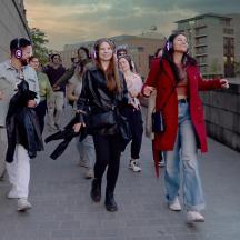 un gruppo di persone che camminano lungo un marciapiede
