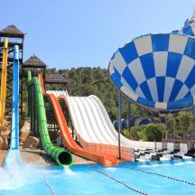 ein Wasserpark mit Wasserrutsche und Achterbahn