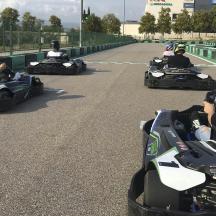 un grup de oameni care merg cu ATV-uri pe un drum
