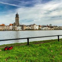 Blick auf eine Stadt mit einem Fluss und Gebäuden