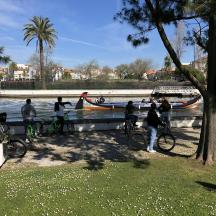 eine Gruppe von Menschen mit Fahrrädern und einem Boot im Wasser