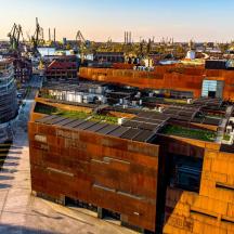 vista aèria d'una ciutat amb edificis i grues