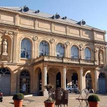 un gran edifici amb cadires al davant