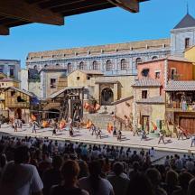 una multitud de gent mirant un espectacle al carrer