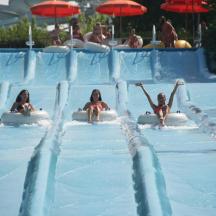 un grup de nens en una piscina