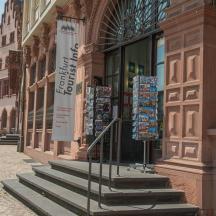 ein Gebäude mit Treppen vor einem Geschäft