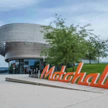 et museum med et stort skilt foran en bygning