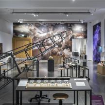 une exposition de musée avec un escalier et une peinture murale