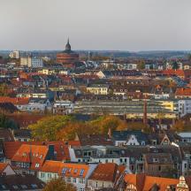 ein Blick auf eine Stadt mit Gebäuden und Dächern