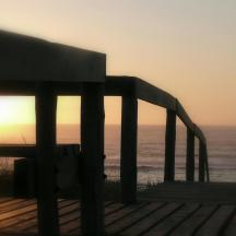 ein Sonnenuntergang über dem Meer von einem Holzsteg