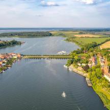 eine Luftaufnahme eines Flusses mit einer Stadt
