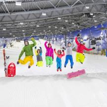 ein Wandgemälde einer Gruppe von Menschen, die im Schnee springen