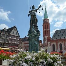eine Statue mitten in einer Stadt mit Gebäuden