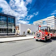 Un viejo camión de bomberos rojo circulando por la calle.