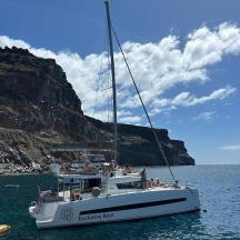 ein Boot mit Menschen darauf im Wasser