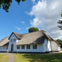 et hvitt hus med gambreltak