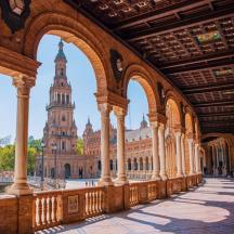 un gran edifici amb columnes i una torre del rellotge