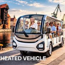 een groep mensen die in een elektrisch voertuig rijdt