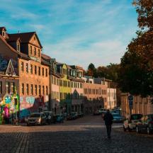eine Person, die eine Straße in einer Stadt entlanggeht