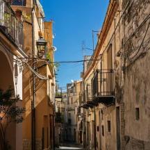 an alley in an alley way between two buildings