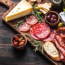 un tavolo ricoperto di formaggio, salumi e pane