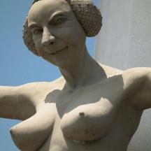 eine Statue einer Frau mit Hut