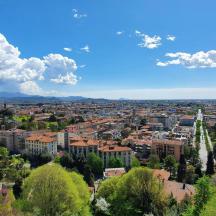 una vista di una città con edifici e una fontana