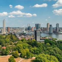 Blick auf eine Stadt mit einem Fluss und Gebäuden