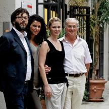 un grup de tres persones dempeus al carrer