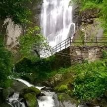 ein Wasserfall mitten im Wald