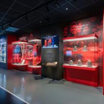 een winkel met rode muren en productpresentaties