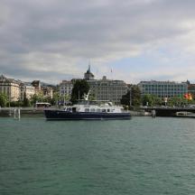 een boot in het water voor een stad
