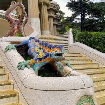 eine Drachenstatue auf einer Treppe
