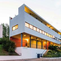 ein großes weißes Gebäude mit vielen Fenstern