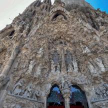 un primer pla de la façana d'una catedral