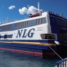 un vaixell blau i blanc assegut a l'aigua